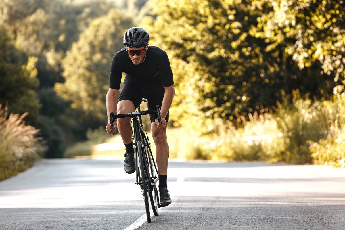 Fahrradfahrer mit Sonnenbrille